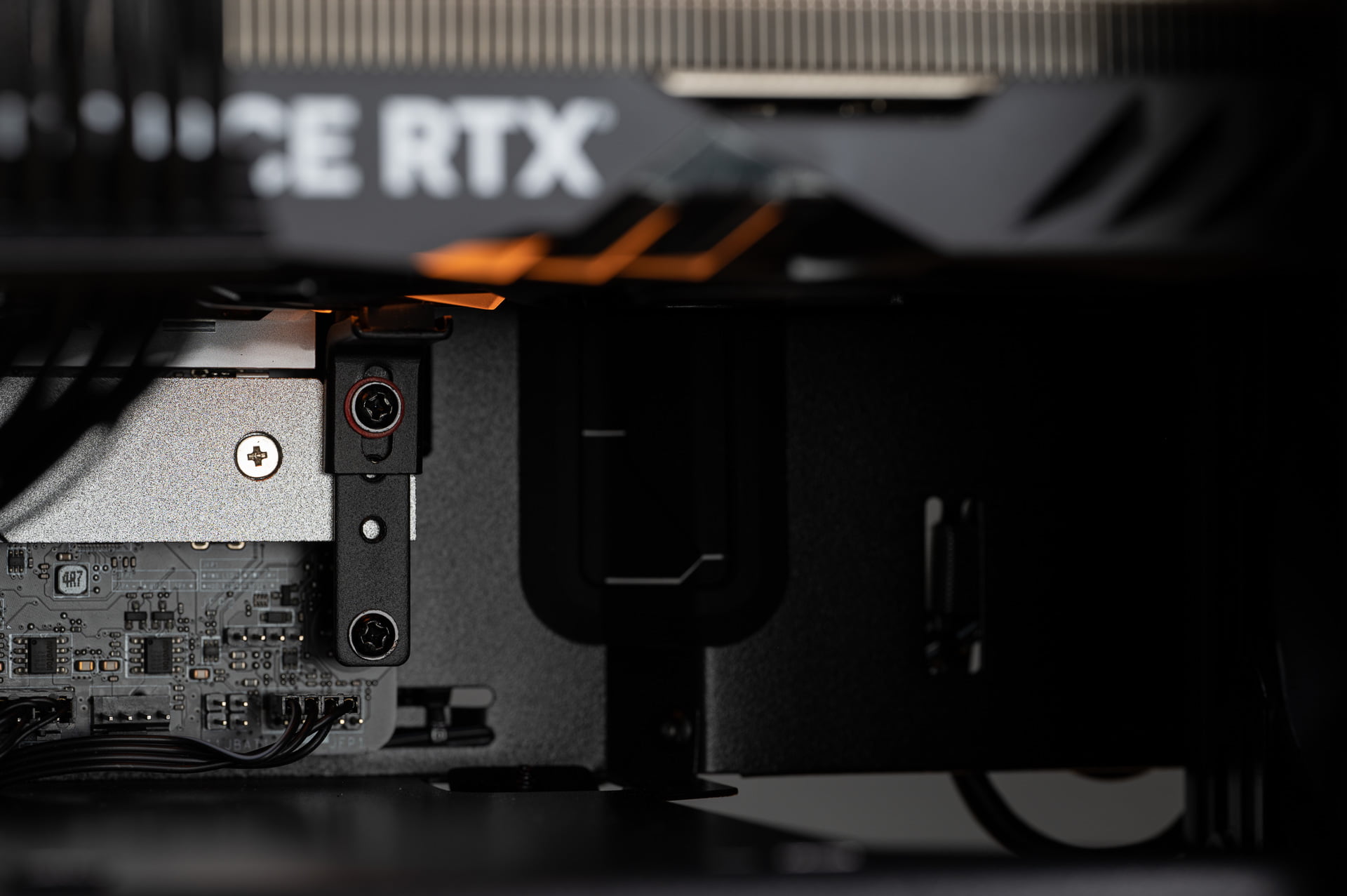 ATX Mainboard GPU Support Bracket bei schweren Grafikkarten
